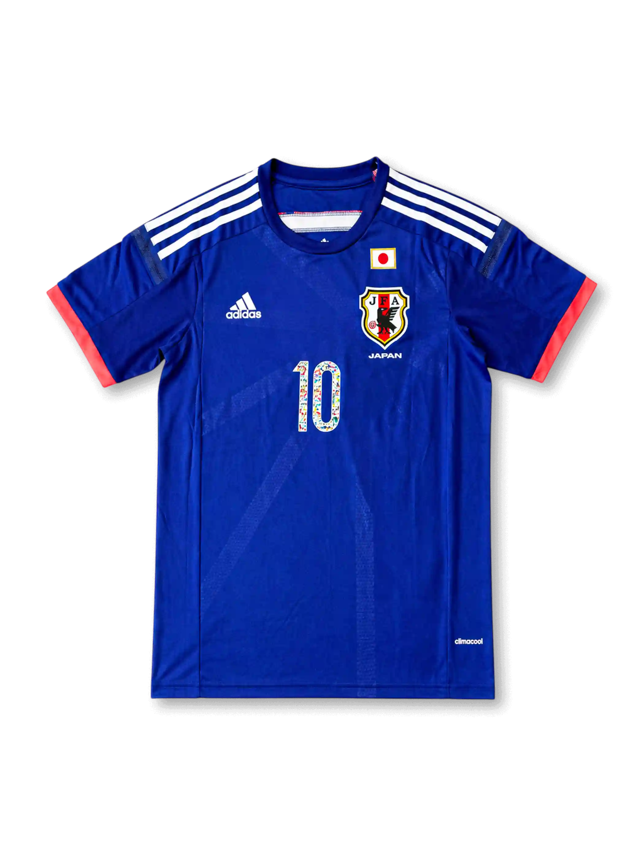 日本代表 2014 ホームジャージの正面、ジャパンブルーボディ、JFAエンブレム、日本国旗パッチ、ホワイト肩ライン、レッド袖口、漫画グラフィック入り10番が見えるデザイン