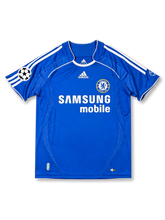 チェルシー 2006-07 ホームジャージの正面、ブルーボディ、Samsung mobileロゴ、クラブエンブレム、白い肩ライン、欧州大会パッチが見えるデザイン
