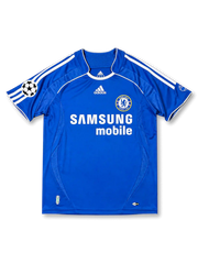 チェルシー 2006-07 ホームジャージの正面、ブルーボディ、Samsung mobileロゴ、クラブエンブレム、白い肩ライン、欧州大会パッチが見えるデザイン