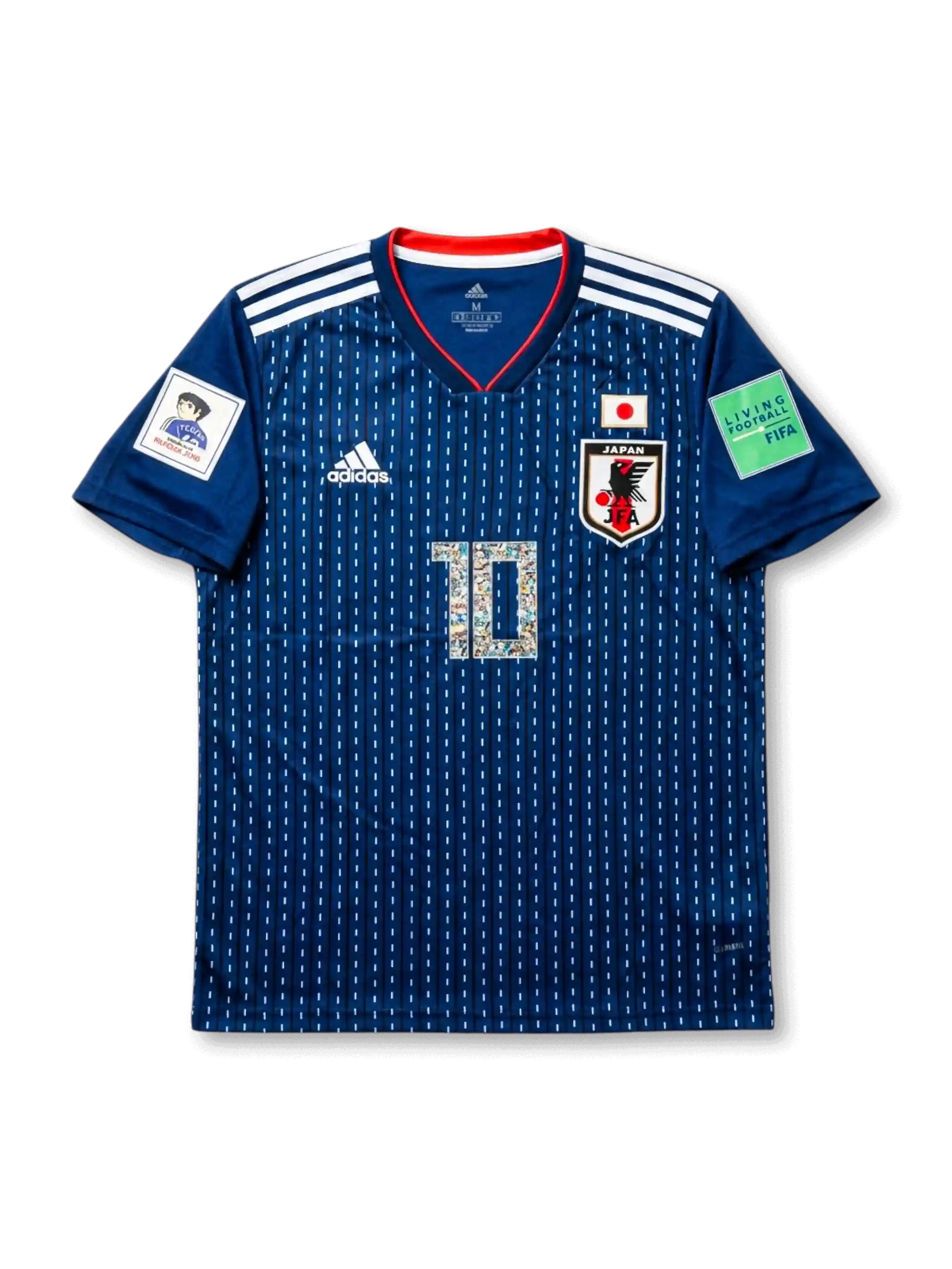 日本代表 2018 ホームジャージ キャプテン翼10番の正面、ジャパンブルーボディ、刺し子風の縦ライン、JFAエンブレム、日本国旗パッチ、漫画グラフィック入り10番、両袖パッチが見えるデザイン