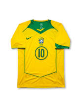 ブラジル代表 2004 ホームジャージの正面、イエローボディ、グリーン切り替え、CBFエンブレム、BRASIL表記、円形フレーム入り10番が見えるデザイン