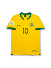 ブラジル代表 2006 ホームジャージの正面、イエローボディ、グリーンの襟と袖口、CBFエンブレム、フロント10番、2006年ドイツ大会パッチが見えるデザイン