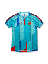 バルセロナ 1996-97 アウェイジャージの正面、ターコイズ系ボディ、Barça総柄、幾何学パターン、クラブエンブレム、肩のロゴテープ、赤青の縦ラインが見えるデザイン