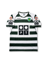 スポルティングCP 2002-03 ホームジャージの正面、緑白ボーダー、PTロゴ、Sporting Portugalエンブレム、変形Vネック、両袖リーグパッチが見えるデザイン