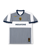 ボカ・ジュニアーズ 2006-07 アウェイジャージの正面、ホワイトボディ、ネイビーの細ストライプ、MEGATONEロゴ、クラブエンブレム、ネイビーのVネックが見えるデザイン