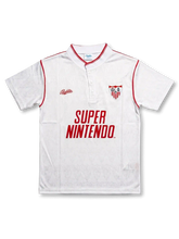 セビージャFC1992-93ホームジャージの正面、白地、赤いパイピング、ボタン付き襟、クラブエンブレム、SUPER NINTENDOスポンサーを備えたデザイン