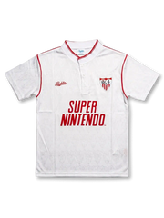 セビージャFC1992-93ホームジャージの正面、白地、赤いパイピング、ボタン付き襟、クラブエンブレム、SUPER NINTENDOスポンサーを備えたデザイン