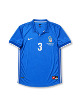 イタリア代表1998ホームジャージの正面、ブルーボディ、ポロカラー、イタリア代表エンブレム、FIFA WORLD CUP FRANCE 98表記、ホワイトの3番付きデザイン