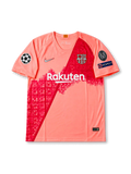 バルセロナ2018-19サードジャージの正面、ピンク系ボディ、斜めグラフィック、クラブエンブレム、Rakutenスポンサー、UEFAチャンピオンズリーグパッチ付きデザイン