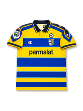 パルマ1999-00ホームジャージの正面、イエローとブルーのボーダー、ポロカラー、クラブエンブレム、parmalatスポンサー、Lega Calcioパッチ付きデザイン