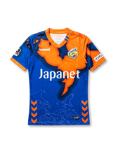 ブルーとオレンジのグラフィック、Vネック、hummelロゴ、V・ファーレン長崎エンブレム、Japanetスポンサー、波と鳥のモチーフを備えた2018ホームジャージ正面