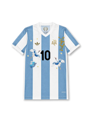 アルゼンチン代表2024-25ホーム手刺繍カスタムジャージ正面、伝統的アルベセレステ×白縦縞ストライプ、ホワイトVネックリブ、左胸ゴールドadidas Originalsトレフォイルロゴ、右胸ゴールド月桂樹冠AFAクレスト&サクラ枝葉ハンド刺繍、中央漆黒10番、左右にタンチョウヅル2羽の刺繍、左下北斎波濤ハンド刺繍、周囲に白梅花点在