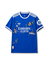 レアル・マドリードCF2025-26サード手刺繍カスタムジャージ正面、ベルナベウブルー地、白クルーネックリブ、両肩白セレーテッド3ストライプス、左胸白adidas Originalsトレフォイル&土星風惑星ハンド刺繍、右胸ゴールド王冠クラブクレスト&黄星彗星刺繍、右袖白HPスリーブスポンサー、中央白Emirates Fly Betterスポンサー、左に宇宙飛行士ホバーボード手刺繍、右下に戦艦アルマダ手刺繍、左下に流星群5芒星刺繍、左下裾adidas Originalsレトロ織りラベル