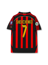 2006–2007 ACミランホーム シグネチャープリントエディション背面、シェフチェンコ7番、赤黒ストライプ、ゴールドマーキング、欧州大会パッチ仕様
