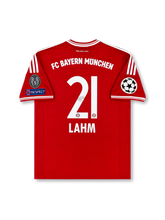2013–2014バイエルン・ミュンヘン シグネチャープリントエディション背面、ラーム21番、レッドボディ、UEFAチャンピオンズリーグパッチ仕様