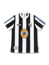ニューカッスル・ユナイテッド 1995-97 ホーム ユニフォーム 白黒の縦縞 グランパ襟 NEWCASTLE BROWN ALEロゴ入り