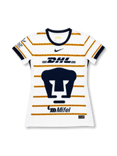 プーマス UNAM 2024/25 ホームジャージ ウィメンズ 正面・ホワイト基調・ゴールドアステカ装飾ストライプ・大型プーマエンブレム・DHLスポンサー・ネイビー襟