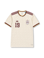 2026年スペイン代表ワールドカップアウェイユニフォーム正面、アイボリーホワイトボディ、同系色総柄、胸元スペイン代表エンブレム、ワインレッド背番号19、ワインレッド肩ストライプ、ゴールド襟トリム