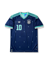 2026年ドイツ代表ワールドカップアウェイユニフォーム正面、ネイビーボディ、ミントカラーショルダーストライプ、胸元ドイツ代表エンブレム、4つ星、前面背番号10、ミント幾何学モチーフ