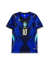 2026年ブラジル代表ワールドカップブルーアウェイユニフォーム正面、ダークネイビーボディ、ロイヤルブルー縦型グラフィック、胸中央ブラジル代表エンブレム、5つ星、BRASIL表記、蛍光イエロー背番号10、ミントグリーンサイド切り替え