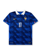 2026年フランス代表ワールドカップホームユニフォーム正面、ロイヤルブルーボディ、斜めストライプグラフィック、白襟、胸元フランス代表エンブレム、2つ星、前面背番号11、袖口トリコロールディテール