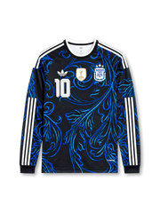 2026年アルゼンチン代表ワールドカップアウェイロングスリーブユニフォーム正面、ブラックベース、ブルー流線グラフィック、胸元代表エンブレム、3つ星、ゴールド系チャンピオンバッジ、前面背番号10、白ショルダーストライプ