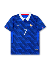 2026年フランス代表ワールドカップホームユニフォーム正面、ロイヤルブルーボディ、斜めストライプグラフィック、白襟、胸元フランス代表エンブレム、2つ星、前面背番号7、袖口トリコロールディテール