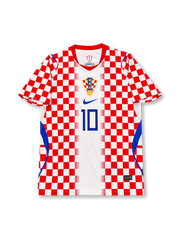 2026年クロアチア代表ワールドカップホームユニフォーム正面、ホワイトベース、赤白チェッカーパターン、HNSエンブレム、ブルーロゴ、前面背番号10、ブルーサイド切り替え