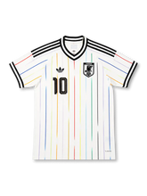 日本代表2026ワールドカップアウェイモデル、白地に七色のピンストライプを走らせ、堂安律の背番号10を冠したユニフォーム、vintage football jersey, retro Japan kit, classic soccer shirt
