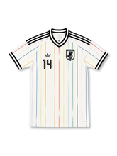 2026年日本代表ワールドカップアウェイユニフォーム正面、ホワイトボディ、マルチカラー縦ライン、ブラックVネック、日本代表エンブレム、胸番号14