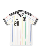 2026年日本代表ワールドカップアウェイユニフォーム正面、ホワイトボディ、マルチカラー縦ライン、ブラックVネック、日本代表エンブレム、胸番号14