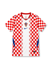 2026/27年クロアチア代表ホームユニフォーム正面、赤白のチェッカーパターンを主体に中央ホワイトパネルとブルーの差し色を組み合わせた半袖デザイン