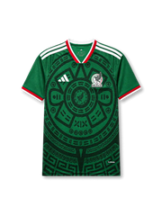 メキシコ代表2026ホームジャージ正面、グリーンボディ、古代意匠風の大きな円形グラフィック、ホワイトの肩3ストライプ、代表エンブレム、Vネック、半袖デザイン