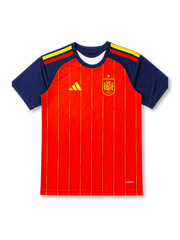 スペイン代表2026ホームジャージ正面、レッドボディ、イエローの縦ライン、ネイビーの袖、イエローの胸ロゴ、一つ星付き代表エンブレム、クルーネック、半袖デザイン