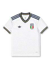 イタリア代表2026アウェイジャージ正面、ホワイトボディ、ネイビーのトレフォイルロゴ、4つ星付き代表エンブレム、ネイビーの3ストライプ、ゴールド調トリムのVネック、半袖デザイン