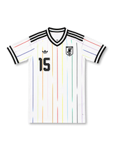 2026年日本代表アウェイジャージ正面、ホワイト、ブラックのVネック、肩に黒の3本ライン、多色の縦ライン、胸にJFAクレスト、中央に15番
