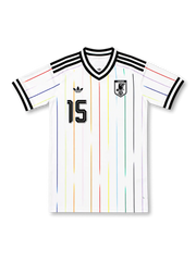 2026年日本代表アウェイジャージ正面、ホワイト、ブラックのVネック、肩に黒の3本ライン、多色の縦ライン、胸にJFAクレスト、中央に15番