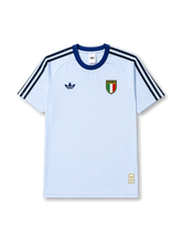 イタリア代表2026-2027ライトブルーTシャツ正面、淡いブルーのボディにネイビーの襟、肩のスリーストライプ、トレフォイルロゴとイタリア代表エンブレムを配した半袖デザイン