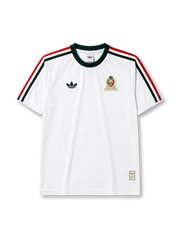 メキシコ代表2026-2027ホワイトTシャツ正面、ホワイトのボディにグリーンの襟、肩のレッドとグリーンのライン、胸元のトレフォイルロゴと代表エンブレムを配した半袖デザイン