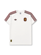 スペイン代表2026-2027レトロTシャツ正面、ホワイトボディにレッドのショルダーラインと胸元エンブレムを配した半袖デザイン
