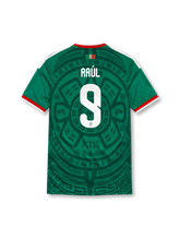 メキシコ代表 2026 ワールドカップ ホーム レプリカユニフォーム バック、白のRAÚLネームと連盟エンブレム入り大型背番号9、緑ボディのアステカ暦石トーナル総柄、襟元にSOMOS MÉXICOの国旗色プリント、赤襟と肩の白3ストライプ