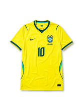 ブラジル代表 2026 ワールドカップ ホーム レプリカユニフォーム フロント、カナリアイエローのボディ、右胸に5つ星CBF刺繍エンブレムとBRASILレター、左胸にグリーンのスウッシュ、グリーンの胸番号10、ディープグリーンのVネックと袖口、脇のエメラルドパネル