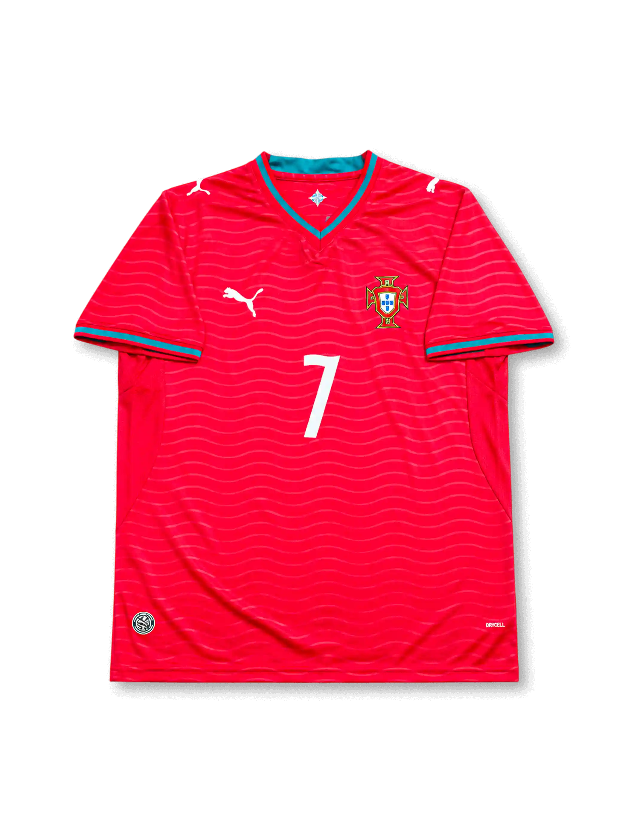 ポルトガル代表 2026 ワールドカップ レプリカユニフォーム フロント、レッドボディに波状トーナル柄、胸中央にポルトガル連盟紋章、白のキャットロゴ、白の胸番号7、ティールグリーン縁取りのVネックと袖口ライン