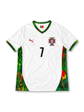 ポルトガル代表 2026 ワールドカップ ホワイト レプリカユニフォーム フロント、純白ボディに緑赤の抽象アートサイドパネル、襟元にポルトガル国旗ワッペン、右胸に連盟紋章、赤のキャットロゴ、黒の胸番号7、アート柄のVネックと袖口