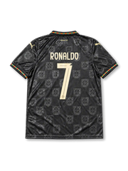 ポルトガル代表 2026 ワールドカップ ブラック レプリカユニフォーム バック、金のRONALDOネームと連盟紋章入り大型背番号7、襟元にPORTUGAL 1914のゴールドレター、漆黒ボディの国章総柄エンボス