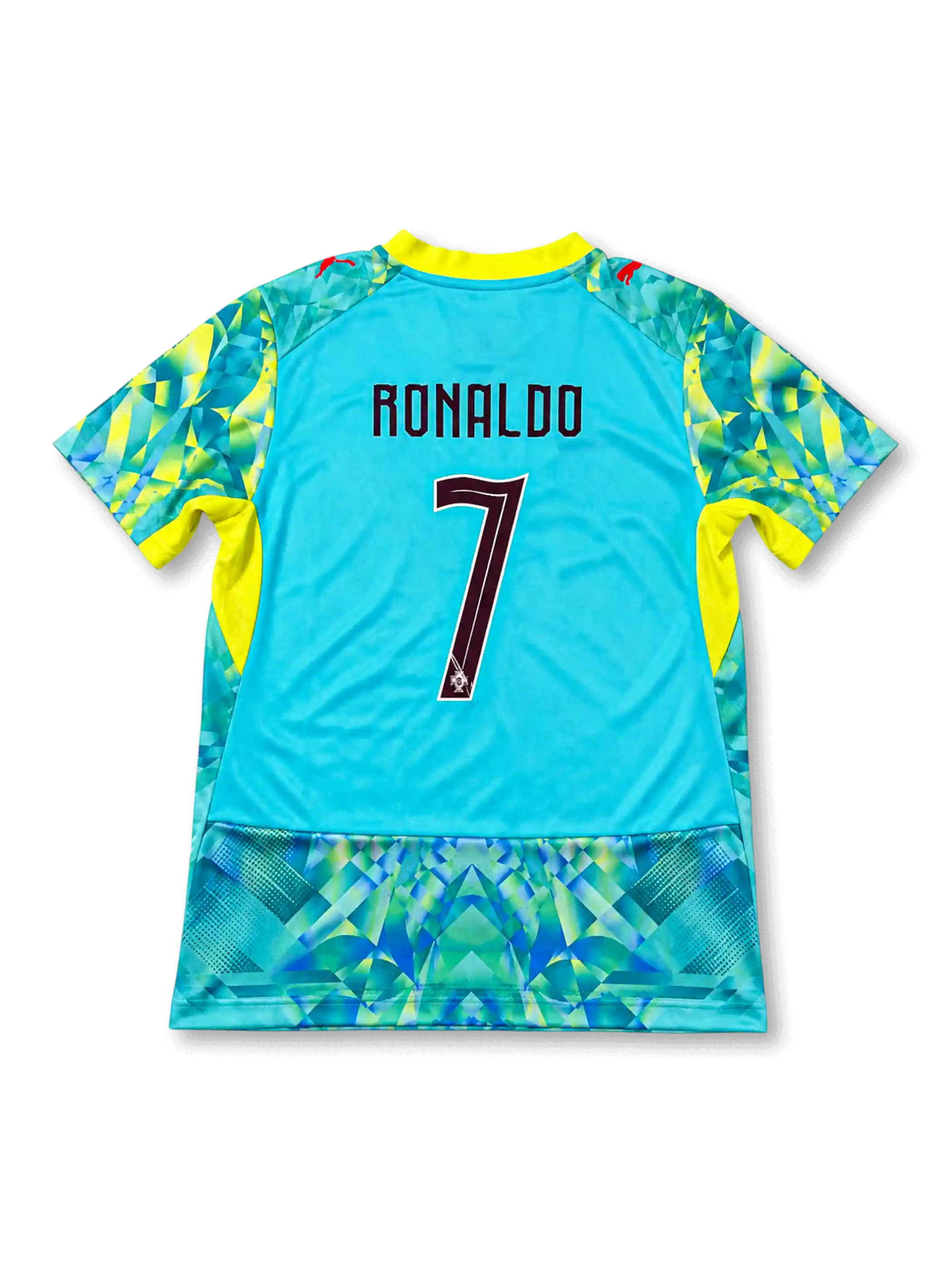 ポルトガル代表 2026 ワールドカップ カラフルスペシャル レプリカユニフォーム バック、ダークバーガンディのRONALDOネームと連盟紋章入り大型背番号7、アクアブルーのボディ、肩と裾の万華鏡調グラフィックパネル