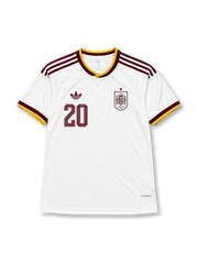 スペイン代表 2026 ワールドカップ アウェイ レプリカユニフォーム フロント、白ボディにオーナメント調トーナル総柄、右胸にバーガンディ1色のスペイン連盟エンブレムと星、左胸にトレフォイルロゴと胸番号20、バーガンディと金のVネックと肩3ストライプ