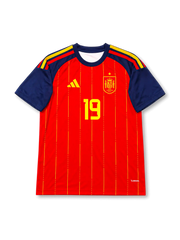 スペイン代表 2026 ワールドカップ ホーム レプリカユニフォーム フロント、赤ボディにイエローピンストライプ、ネイビーの袖と肩の国旗色ストライプ、右胸にイエローのスペイン連盟エンブレムと星、イエローの胸番号19