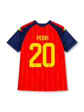 スペイン代表 2026 ワールドカップ ホーム レプリカユニフォーム バック、イエローのPEDRIネームと連盟エンブレム入り大型背番号20、赤ボディのイエローピンストライプ、ネイビーの袖と肩の国旗色ストライプ