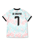 ベルギー代表 2026-27 アウェイ オーセンティックユニフォーム バック、黒のDE BRUYNEネームと連盟エンブレム入り大型背番号7、襟下に筆記体メッセージ、パステルピンクとブルーの半円総柄、黒の襟と袖口